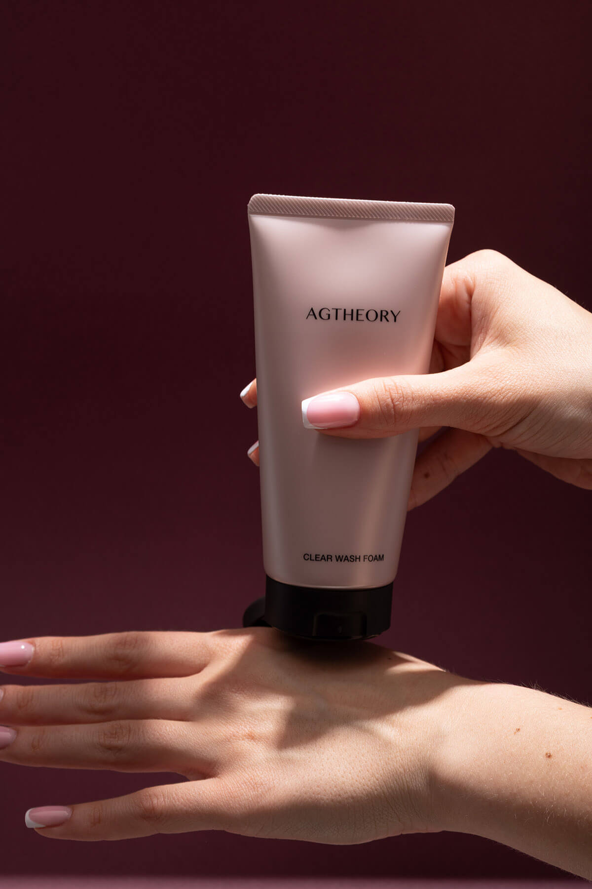AXXZIA AGTheory Clear Wash Foam у жіночих доглянутих руках